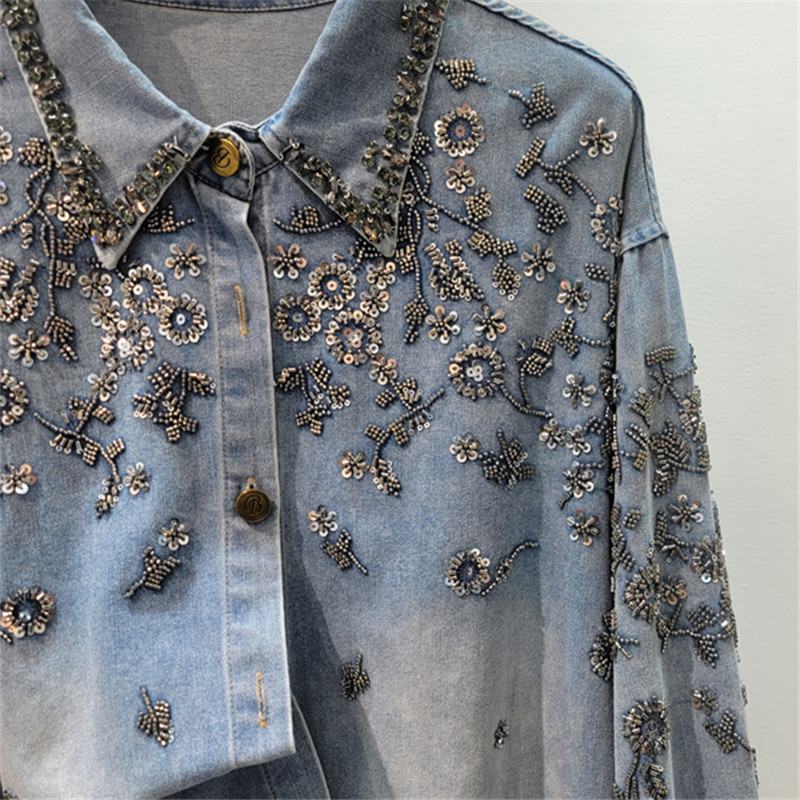 La nueva camisa vaquero de primavera 2026 tiene un diseño pesado, cuentas de clavos, diamantes y cuentas, y una blusa vaquero relajada.