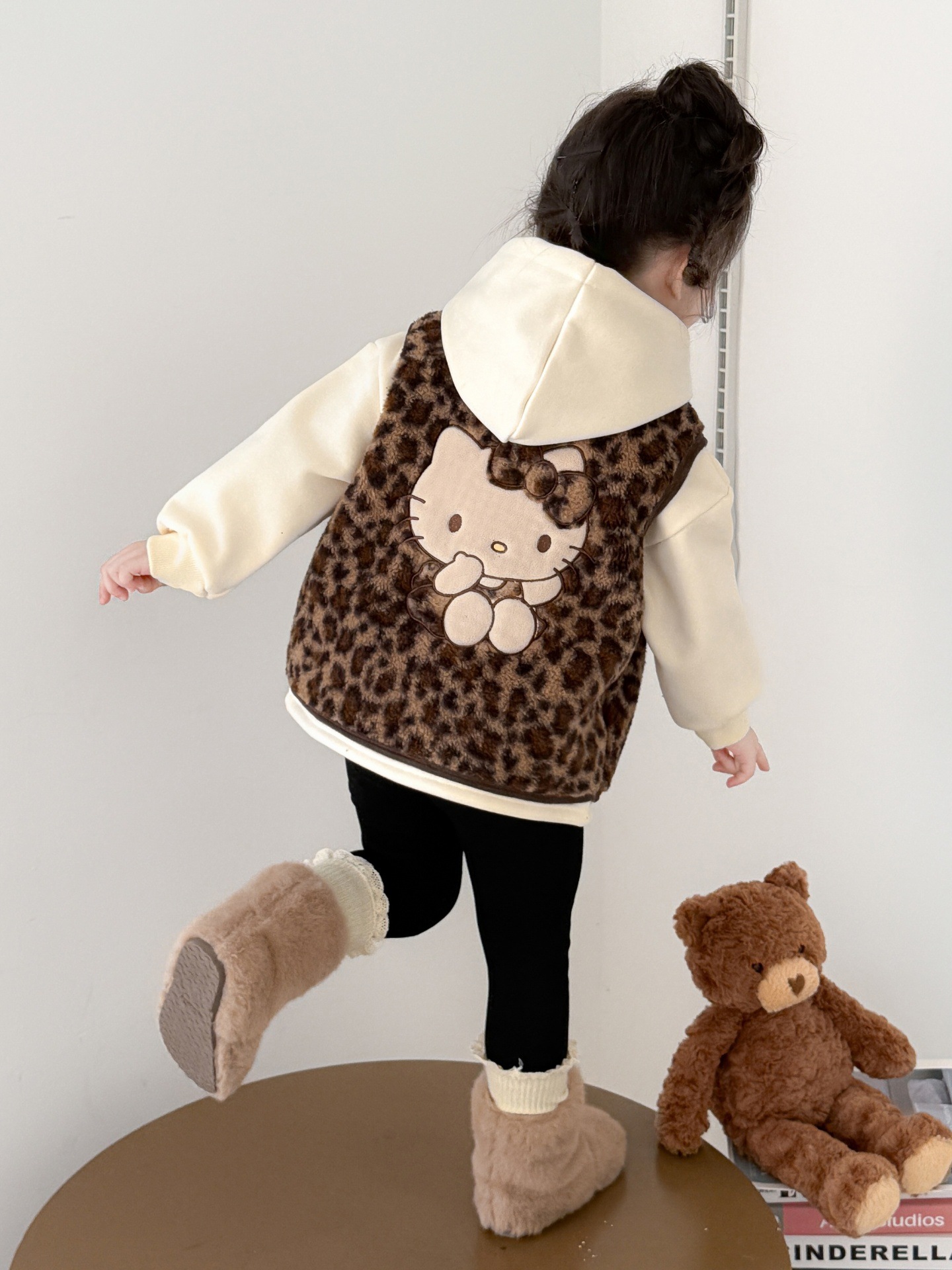 Niñas leopardo gato chaleco conjunto otoño invierno 2025 nuevo estilo de estilo extranjero para niños de moda con camisa de lana dos piezas