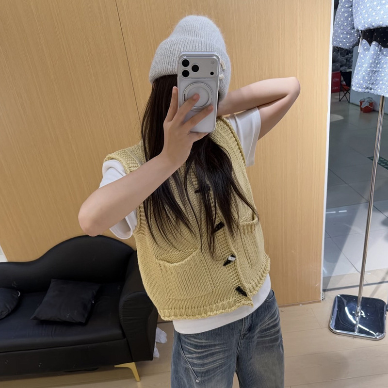 European and American cross-border sweater wholesale Amazon patch pocket vintage horn button knitted vest for women layered thick knitwear for women European and American cross-border sweater wholesale Amazon patch pocket vintage horn button knitted vest for women layered thick knitwear for women