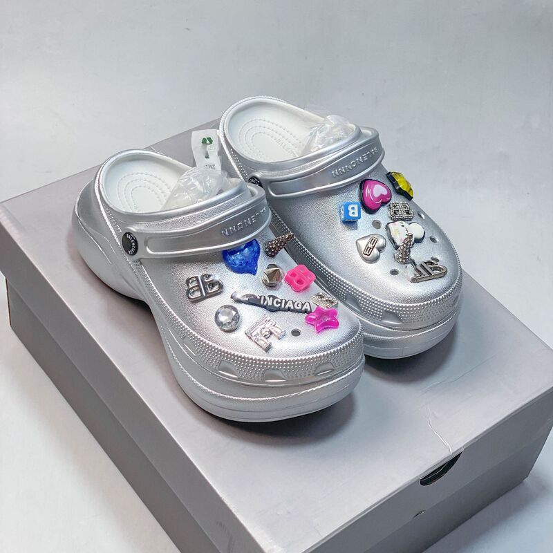 Pure Original Paris Collaboration Cro Clog Shoes, Thick-Soled Height-Increasing Closed-Toe, Black and Silver Two-Tone Shoe Buckles, Runway Style Beach Slippers Pure Original Paris Collaboration Cro Clog Shoes, Thick-Soled Height-Increasing Closed-Toe, Black and Silver Two-Tone Shoe Buckles, Runway Style Beach Slippers