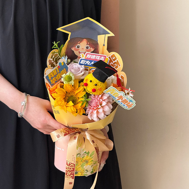 El nuevo sombrero de doctorado de la temporada de graduación gana el primer premio de una sola vez image 3
