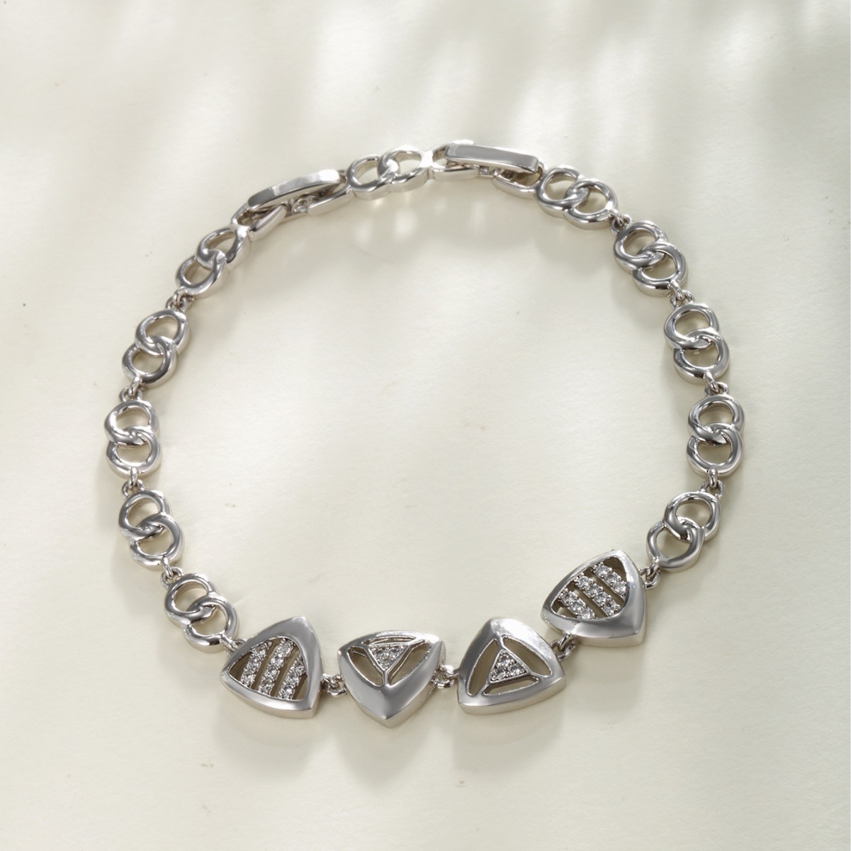 Xuping aleación de cobre chapado en oro triángulo geométrico pulsera de zircón nicho de alta calidad personalidad transfronteriza europea y americana joyas de mano para mujeres