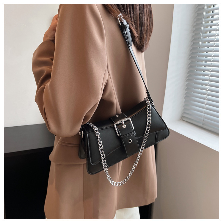 Women's Small Pu Leather Solid Color Vintage Style Magnetic Buckle Shoulder Bag display picture 9