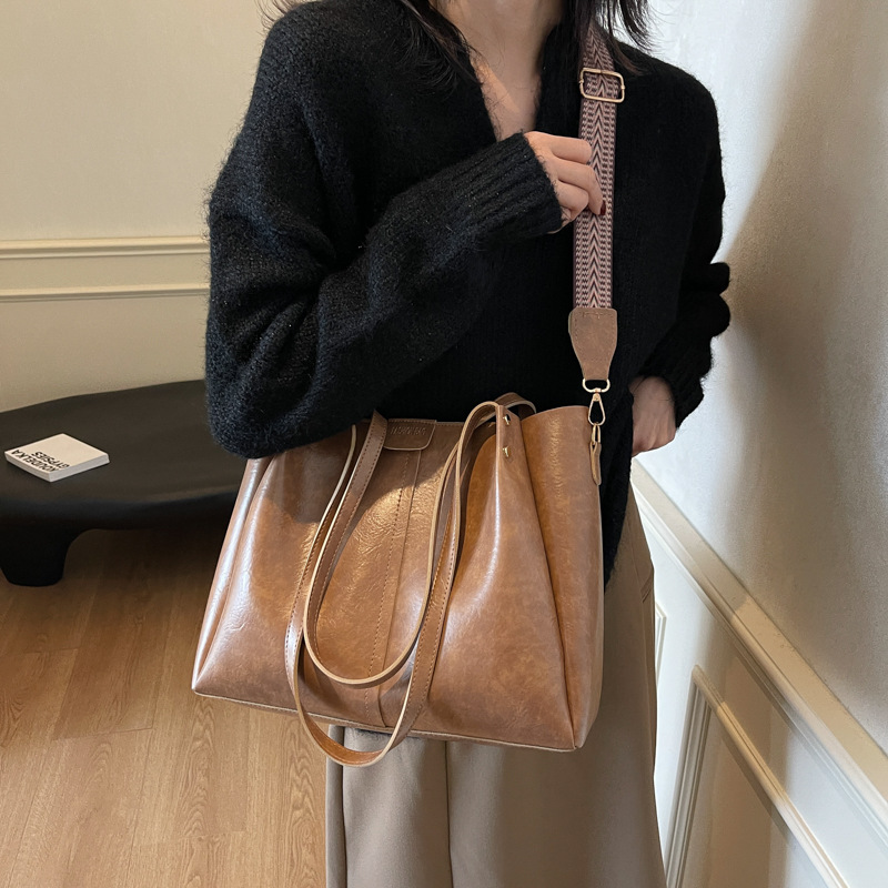 2024 nuevo invierno de patatas dulces con la misma combinación de ocio simple y generoso temperamento de gran capacidad bolso de dama