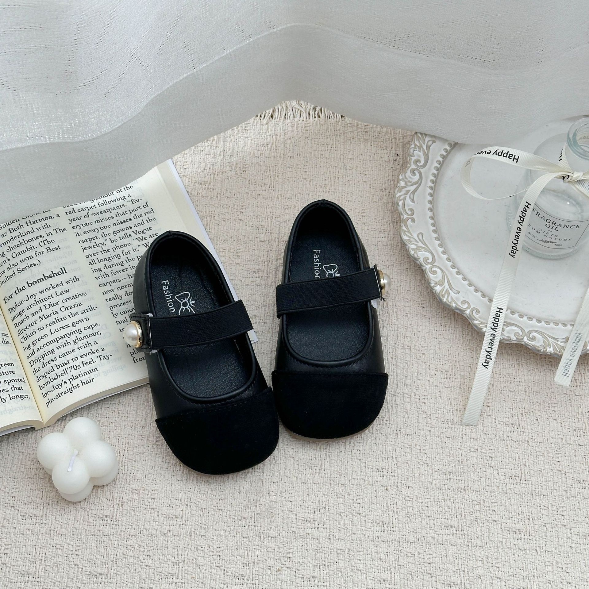 Zapatos de niñas 2026 primavera y otoño nuevos zapatos de cuero para niños pequeños zapatos de niñas pequeñas fragancias con suela suave zapatos de bebés solos zapatos de frijoles