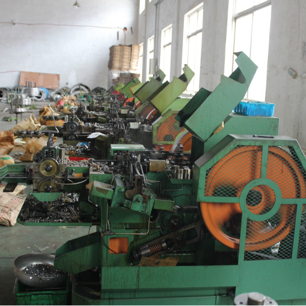 厂供应蓝泰五金生产设备有二模四冲铆钉专业生产台阶铆钉非标铆钉