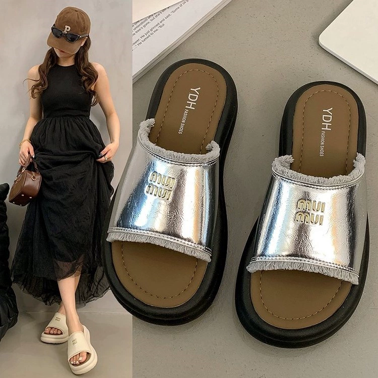 Тапочки на платформе на толстой подошве с юбкой для женщин, увеличивающие рост, летняя верхняя одежда, новые повседневные однотонные модные пляжные сандалии 2025 года.