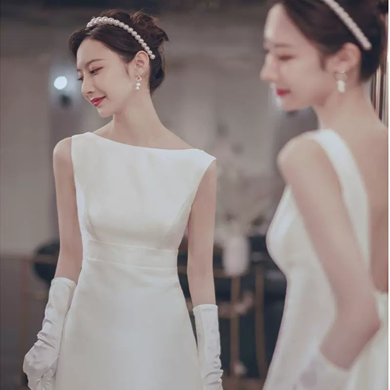 法式缎面轻婚纱2026冬季新款新娘简约白色露背迎宾朴素宴会礼服
