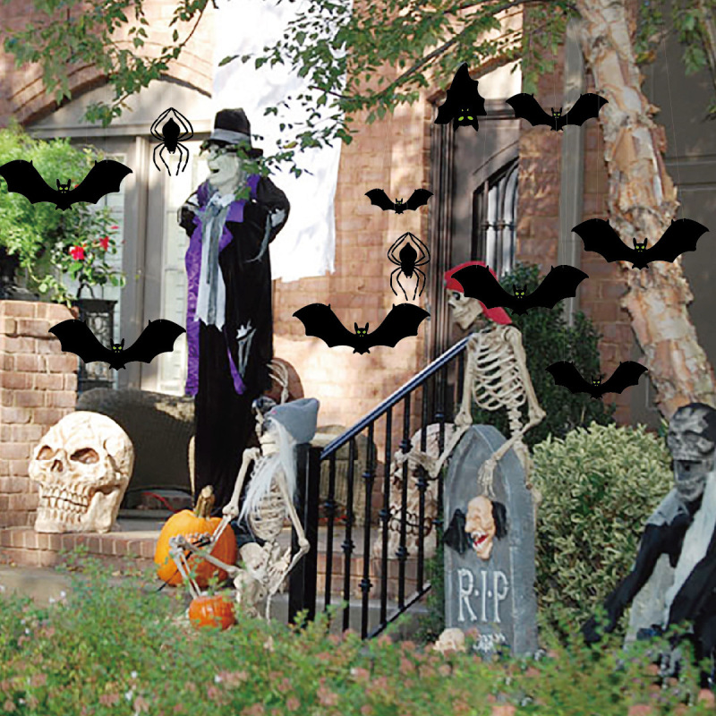 国境を越えたハロウィーン装飾大きなクモが目を光るコウモリがハロウィーンパーティーの庭の壁に飾られている|undefined