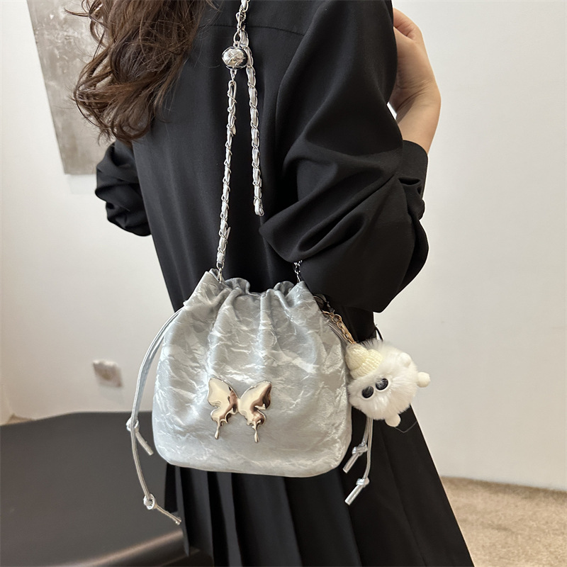 2024 nuevo diseño de nicho de la cadena popular de este año bolso pequeño bolso de mensajero de mariposa femenino hermoso bolso de cubo de un solo hombro