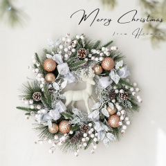 クリスマスの花輪の扉の飾りのデパートのショーウインドーのシーンは家庭用のクリスマスの装飾品を配置します。