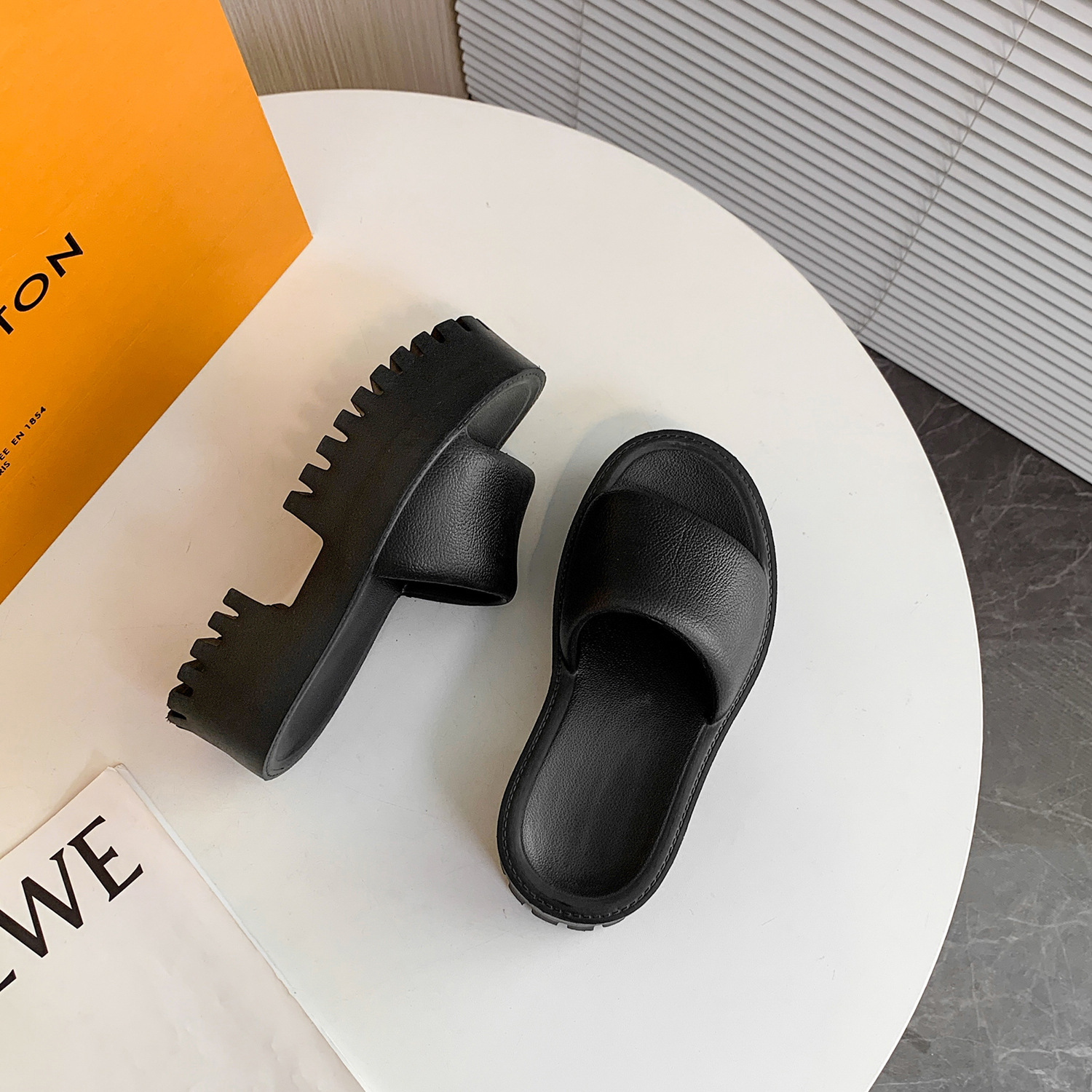 Zapatillas de suela gruesa para mujer, estilo europeo y americano, modernas y elegantes, de EVA, con suela plana, de gran tamaño, para uso exterior, sandalias de una línea con suela suave para mujer, cómodas