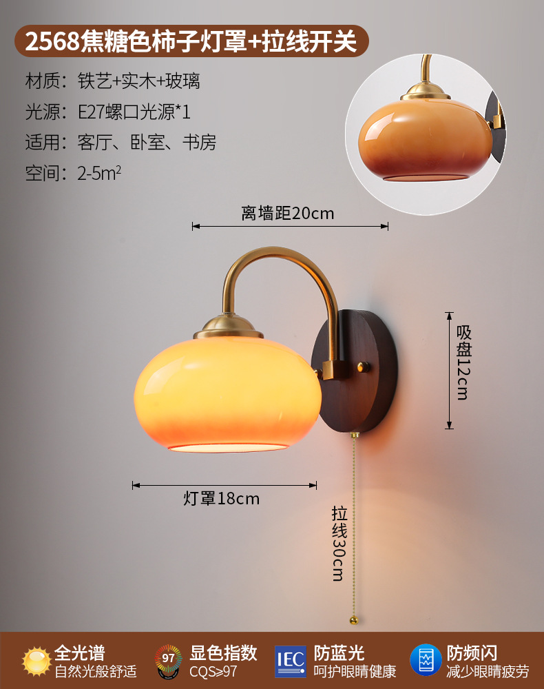 Версия с застежкой-молнией - карамельного цвета.