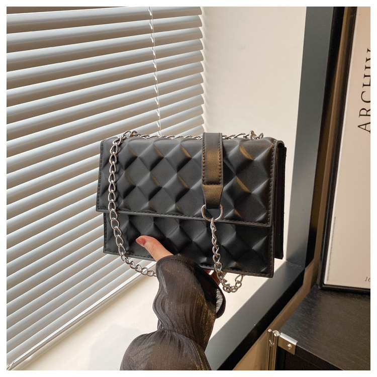 The 2024 autumn new embossed diamond-shaped single-shoulder crossbody bag with a chain design is a niche, fashionable, simple and retro small square bag undefined