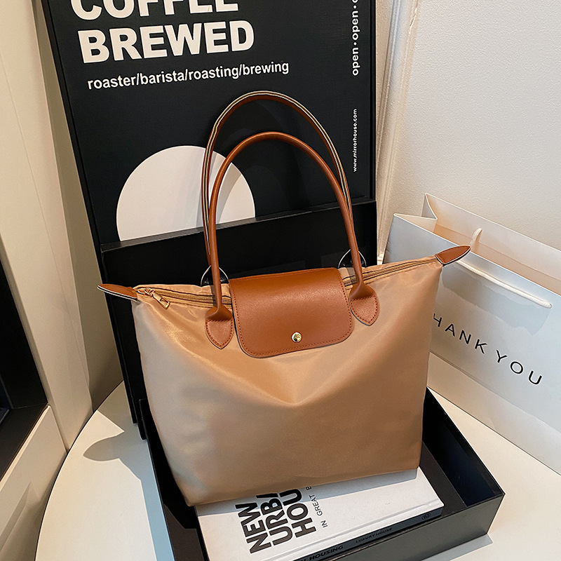 Bolso de hombro casual de gran capacidad para mujer 2025 nuevo bolso de nylon simple costura bolso portátil para axila