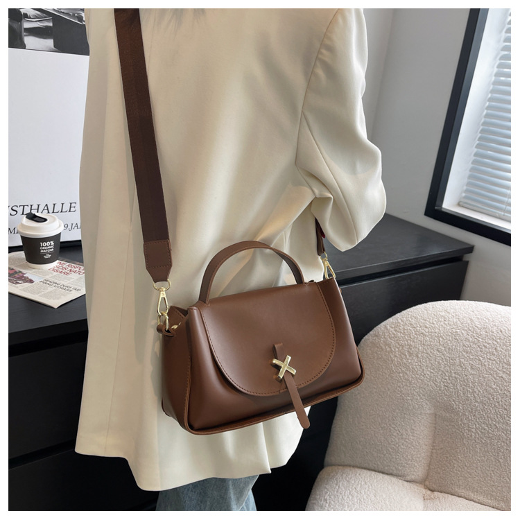 Simple Solid Color New Fashion Trend Broadband Shoulder Messenger Handbag display picture 4