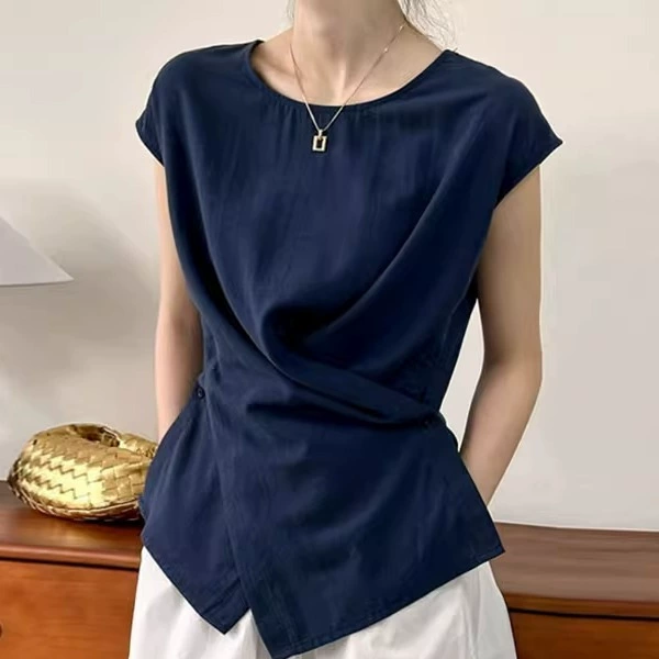 Темно-синяя маленькая рубашка без воротника с летающими рукавами для женщин, лето 2025, новый стиль, асимметричный жилет с перекрестными диагональными пуговицами, топ в стиле старых денег