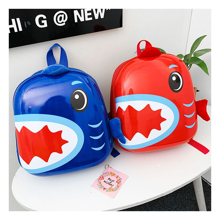 Nueva mochila para niños de dibujos animados mochila de tiburón para niños de clase mediana y pequeña cáscara dura mochila ligera de dibujos animados fábrica al por mayor