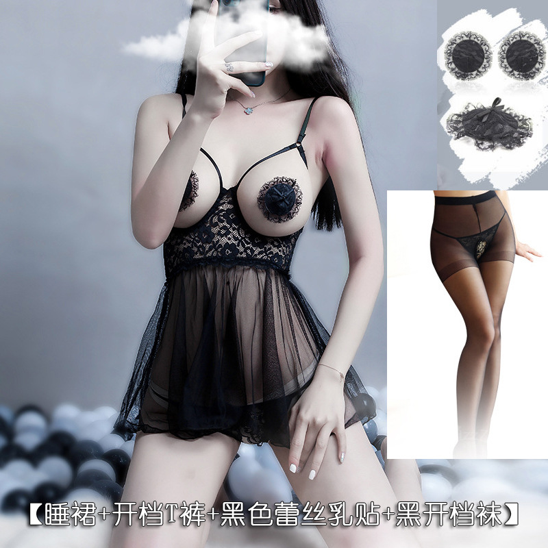 Sexual interesante ropa interior lechada en la cama sin desnudos provocando la tentación de abrir el archivo de sangre gota de acero reúnen pasión pijamas