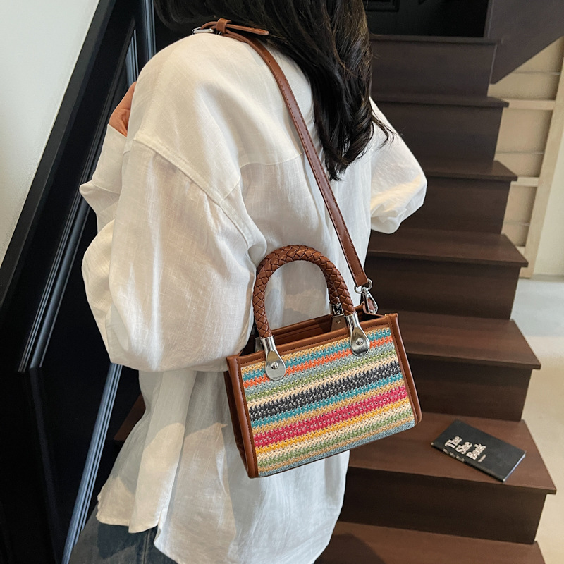 Bolso Tote popular de este año, nuevo bolso de verano 2025, bolso de hombro de color de contraste tejido de paja, bolso de mensajero retro para mujer