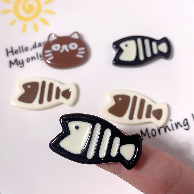 Nuevo gatito comer huesos de pescado dibujos animados accesorios de resina diy pinzas de cabello accesorios para el cabello llaverillos agujeros zapatos agujeros parches de caso de teléfono móvil