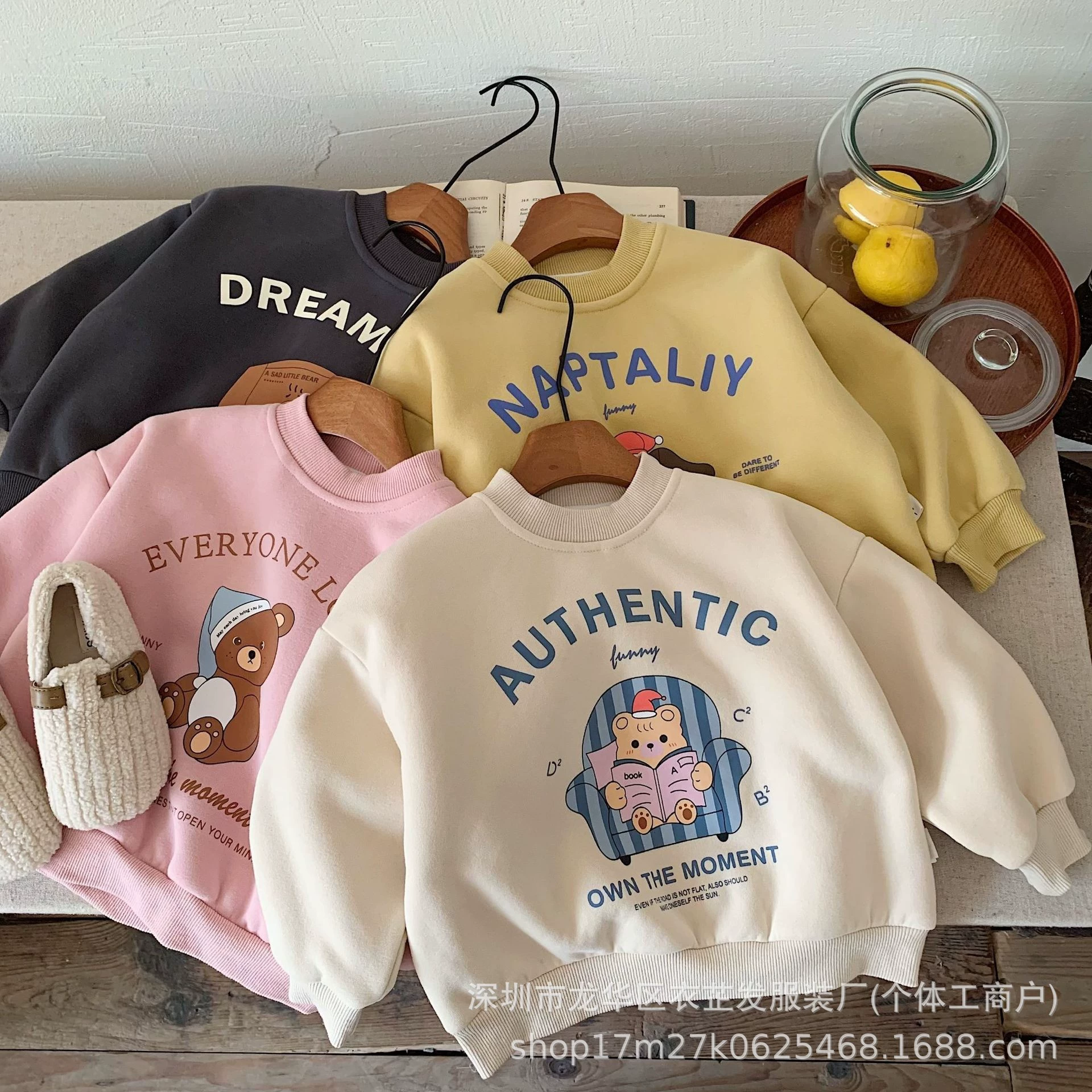 Оригинальная детская одежда для внешней торговли, новинки 2025 года: осенне-зимние толстовки для мальчиков и девочек оптом, 5 юаней, поставка для уличных рынков, детские топы