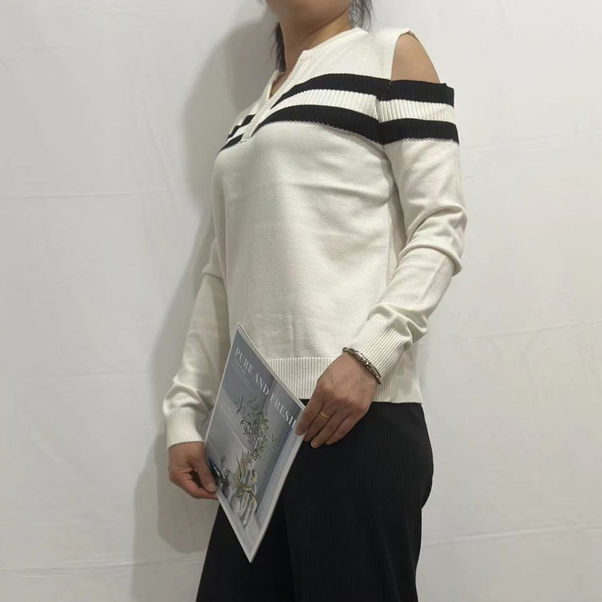 Estilo francés fuera del hombro suéter con cuello en v para mujeres 2023 otoño nuevo hilo de costura en blanco y negro todo fósforo estilo chanel top image 6