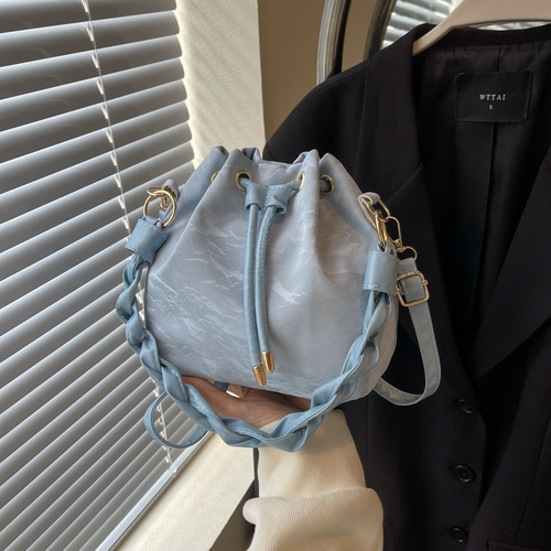 Light and Fresh, Trendy Korean Style Drawstring Single Shoulder Bag for Women, Spring and Summer Versatile Insta Crossbody Bag, Water Bucket Bag