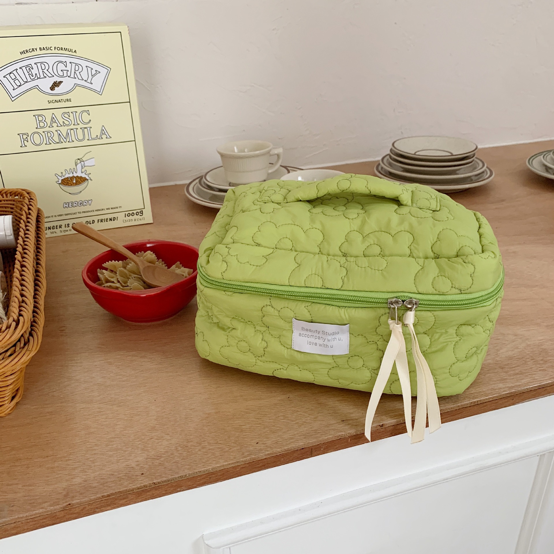 The 2631 Japanese-style fresh color-blocking flower hand-held makeup bag has a large capacity and can be carried hand in hand with a storage bag and a student pen case undefined