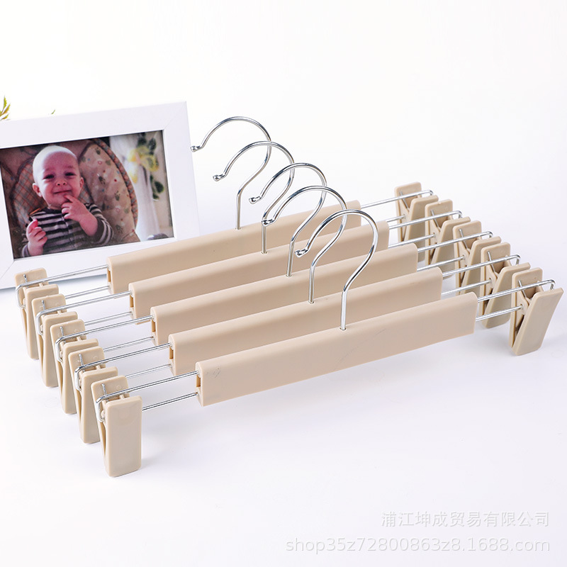 카키색 바지걸이