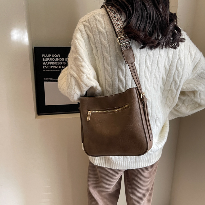 Bolsa de moda de alta calidad para mujeres 2023 nuevo invierno retro versátil cubo bolsa estilo coreano nicho bolso de hombro