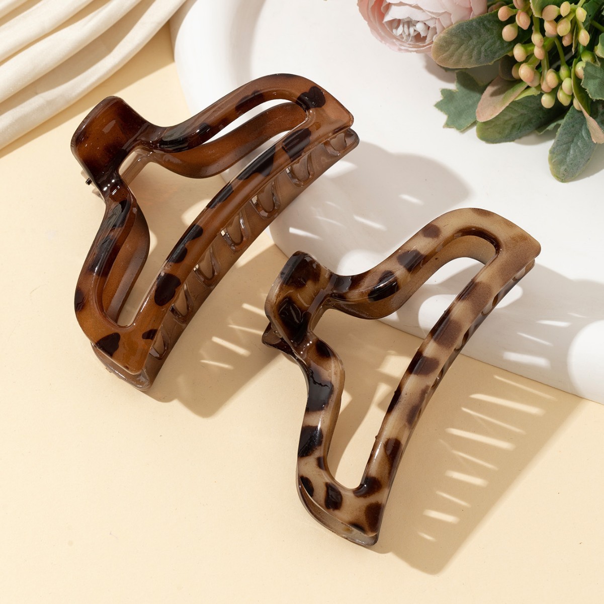 Leopard Print Shark Claw Clip For Updos Elegant Hair Accessory_voghion.com