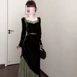 法式复古风绿色丝绒连衣裙女2026秋冬新款蕾丝拼接长袖气质名媛风