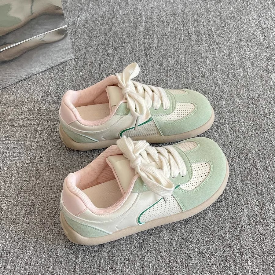 Zapatos de patina transpirables de malla para mujeres 2025 otoño nuevos zapatos de entrenamiento de estilo de estilo universal coreano color caramelo zapatos deportivos casuales blancos pequeños
