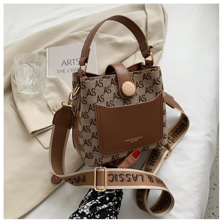 Wide-shoulder Strap Fashion Messenger Single-shoulder Bucket Bag Wholesale Nihaojewelry display picture 6