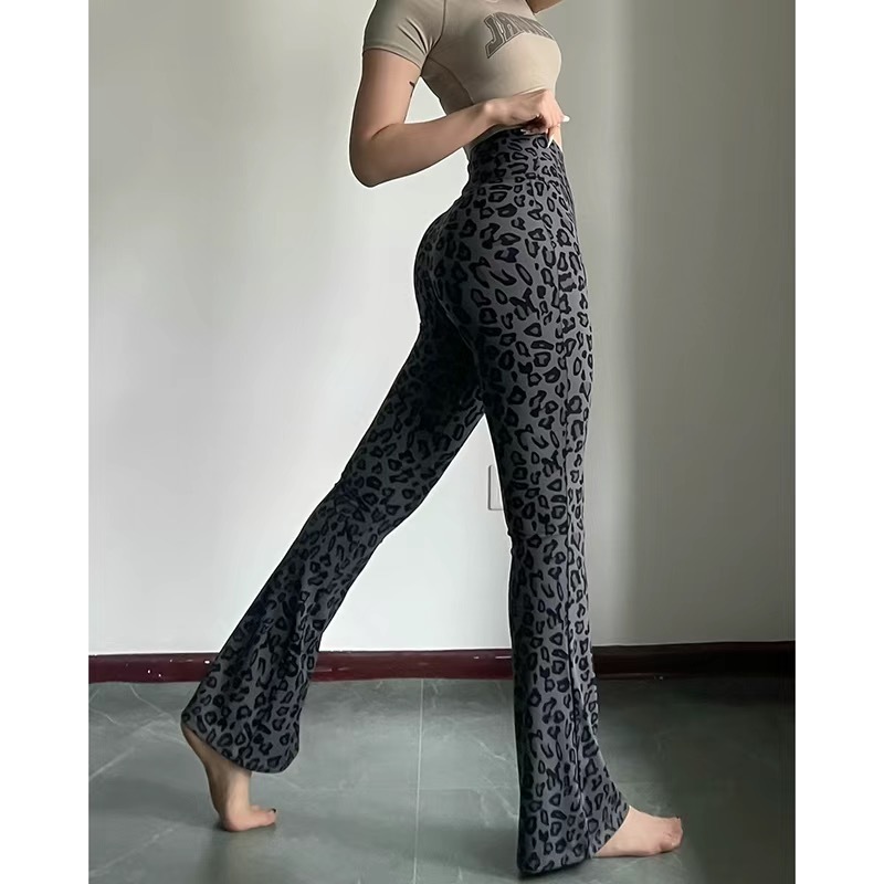 블랙 및 그레이 레오파드 프린트