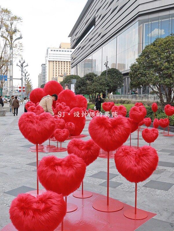 Valentine's Day Decorations: Plush Heart-Shaped Outdoor Mall Dp Points, Outdoor Popular Photo Spots, and Scenic Spot Decorations