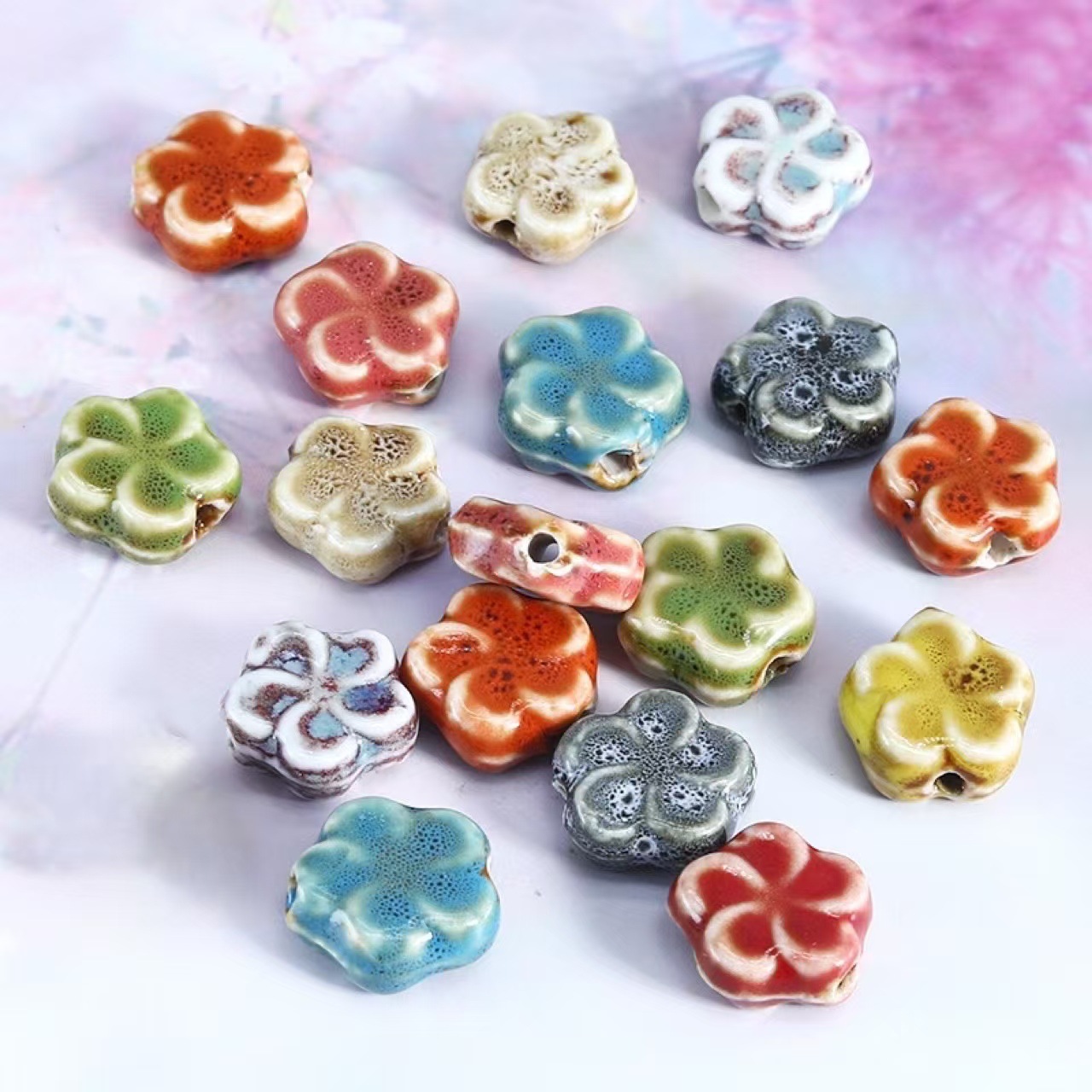 Cuentas de cerámica flor cuadrada estrella de cinco puntas pequeña flor de ciruelo trébol de cuatro hojas pequeño elefante pequeño conejo de jade color mixto cuentas de agujeros rectos cuentas hechas a mano