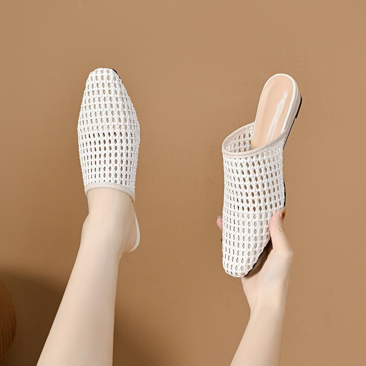 Dép sandal nữ da mềm mũi tròn quai chữ V đế bệt chống trượt — màu trắng ngà