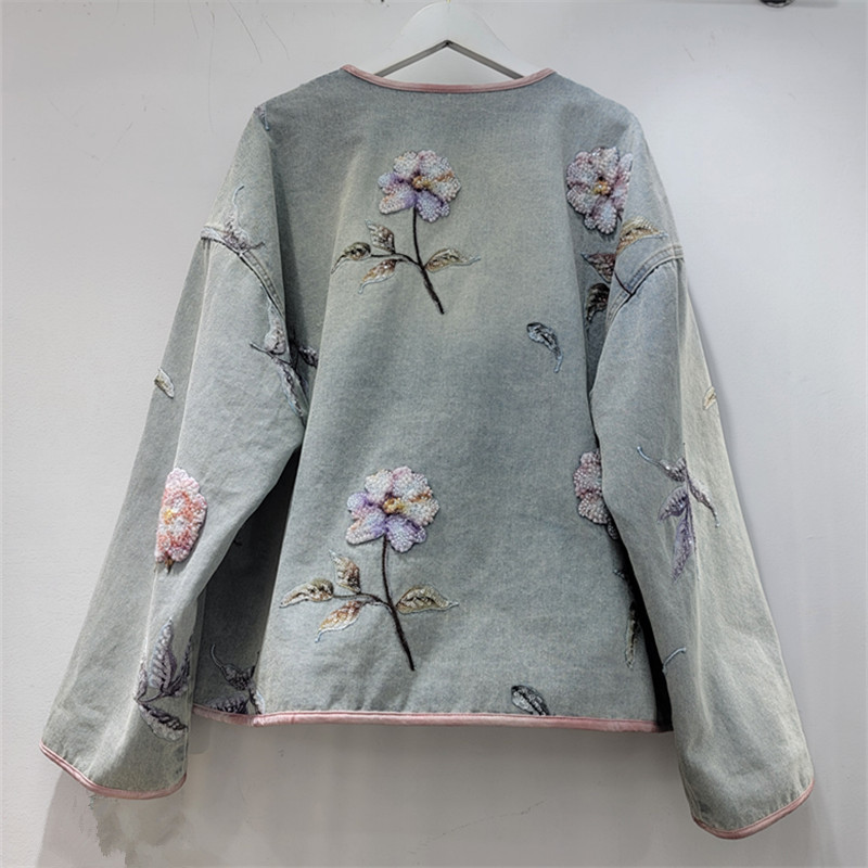 2026 primavera nuevo diseño de moda cuello redondo color contraste bordes flores con cuentas corta chaqueta denim de manga larga