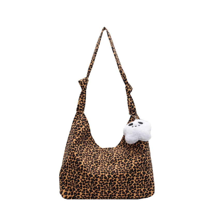 Marrón con colgante