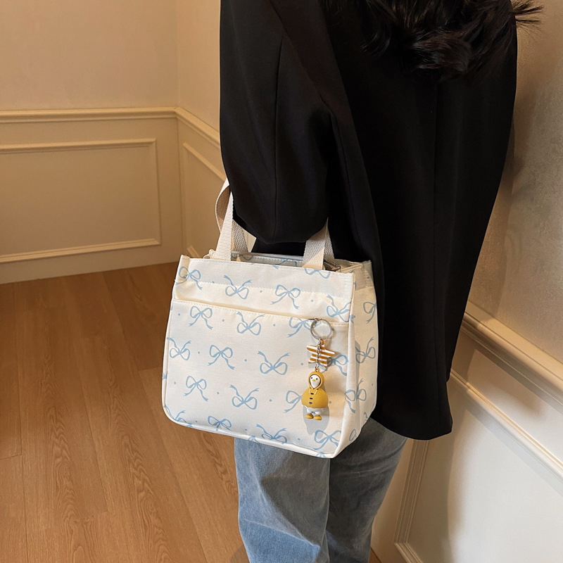 Wholesale fashion bento bag new daily lightweight handbag Korean version high-quality travel and business versatile handbag
