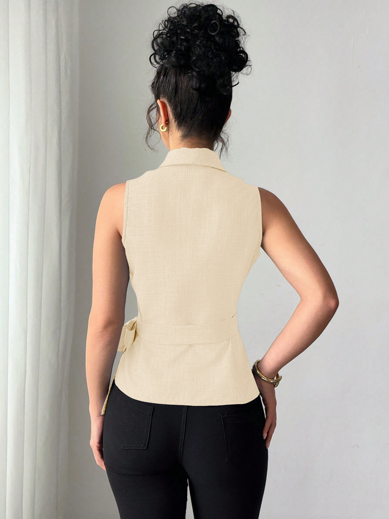 Chaleco de mujer estilo europeo y americano de Ruiqiu para comercio exterior transfronterizo de Amazon, verano 2025, elegante top sin mangas de color sólido con lazo.