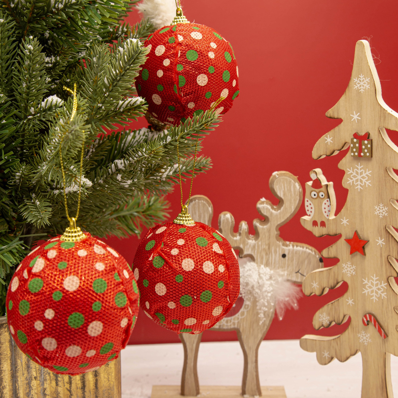En stock Navidad diseño de impresión colorido árbol de Navidad decoración de espuma paño colgante bola 8cm6 traje de Navidad bolas