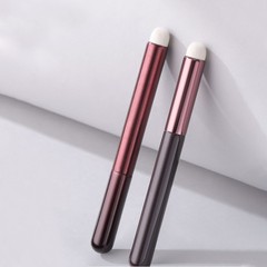 丸い唇の部分がぼかして口紅をブラシします。