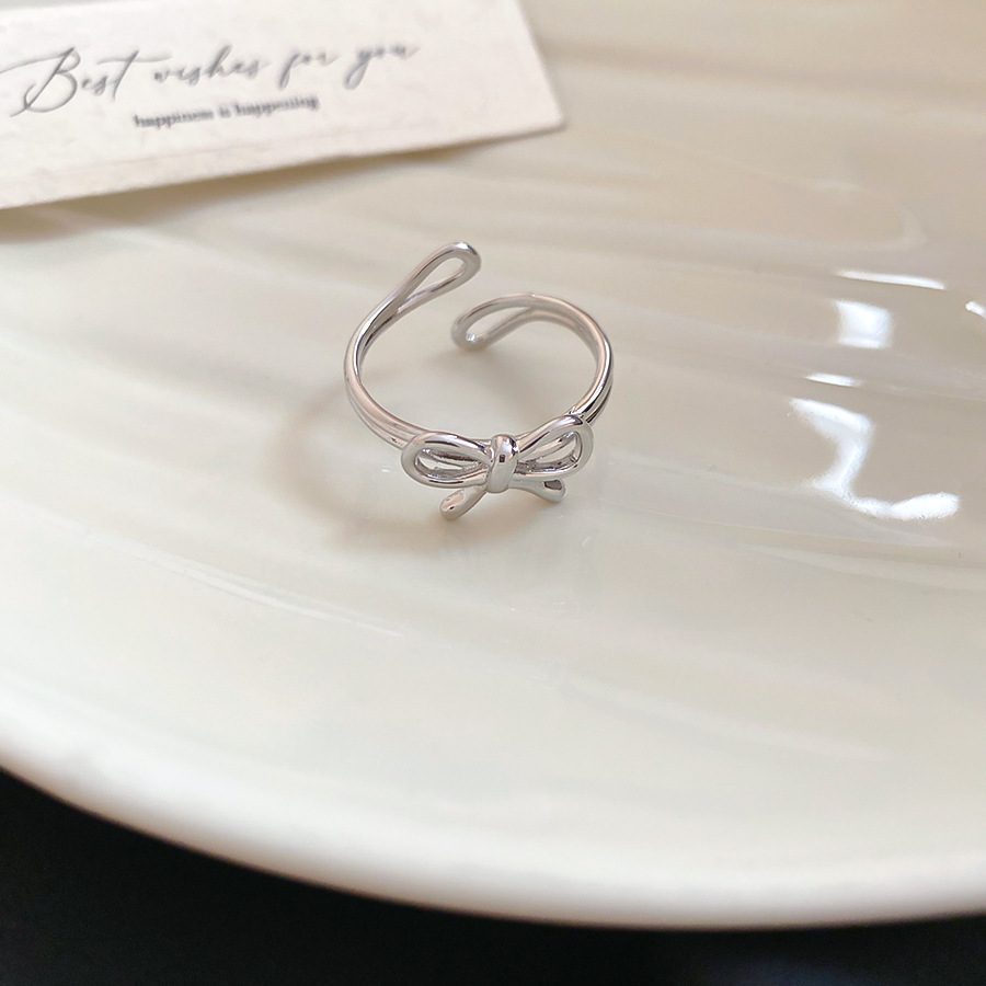 Bague pour femme, ronde, texturée, en résine, ornée d'un nœud papillon et d'une fleur. Design simple et tendance pour l'index._voghion.com