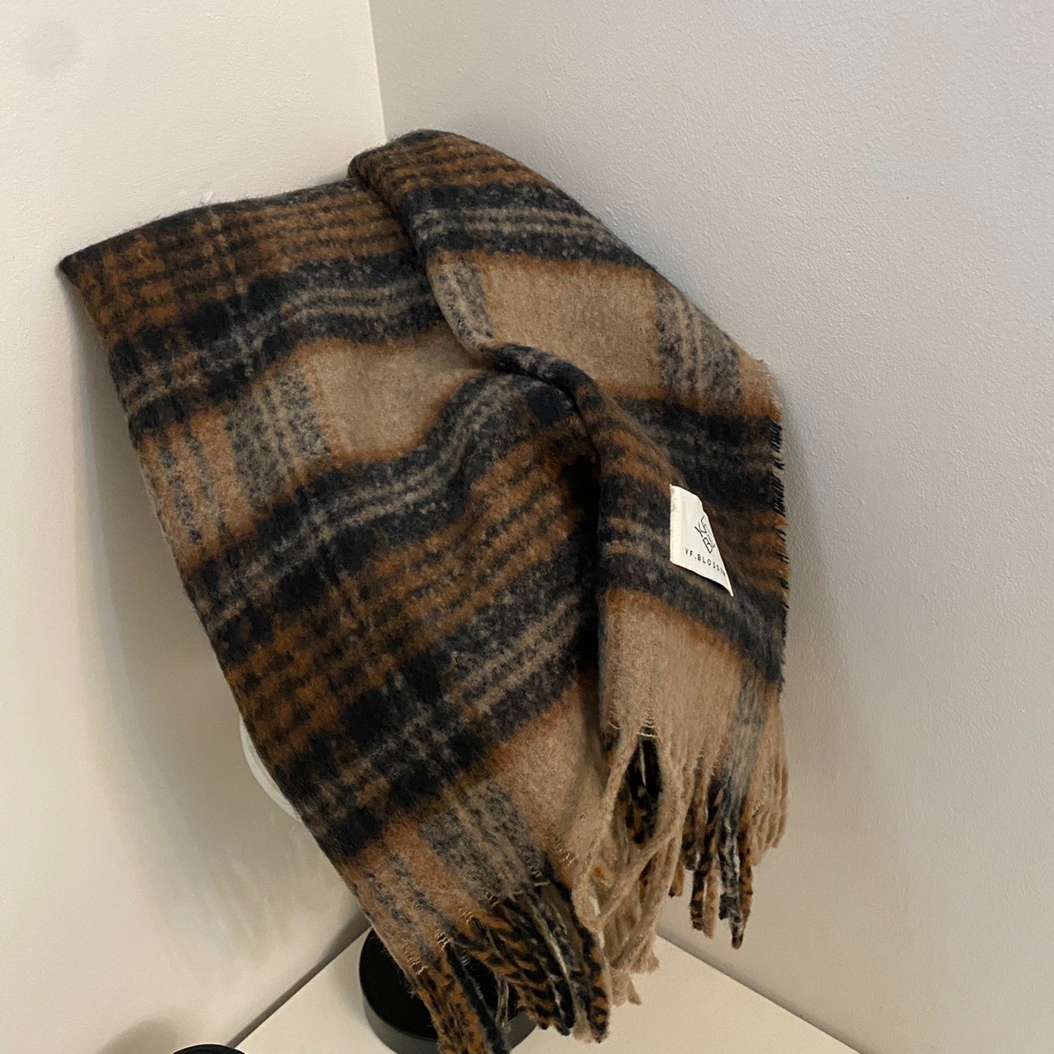 Écharpe pour femme en hiver 2024, nouvelle écharpe chaude épaisse à pompon à carreaux coréens haut de gamme, châle à double usage_voghion.com