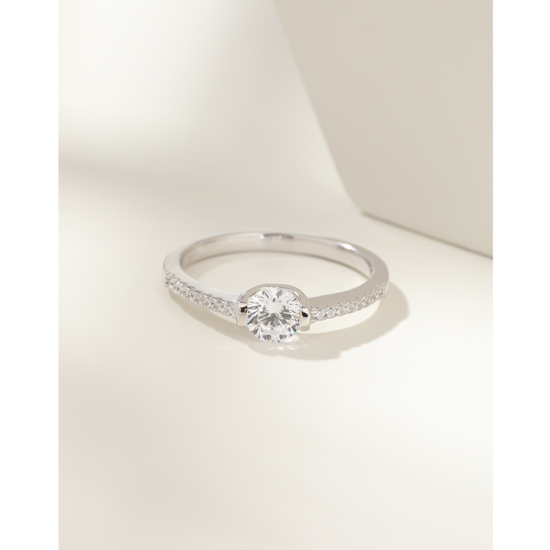 Anillo de diamante de zircón de 50 puntos de plata esterlina 925 ligero nicho de lujo pareja de alto nivel propuesta de matrimonio anillo de diamante simulado