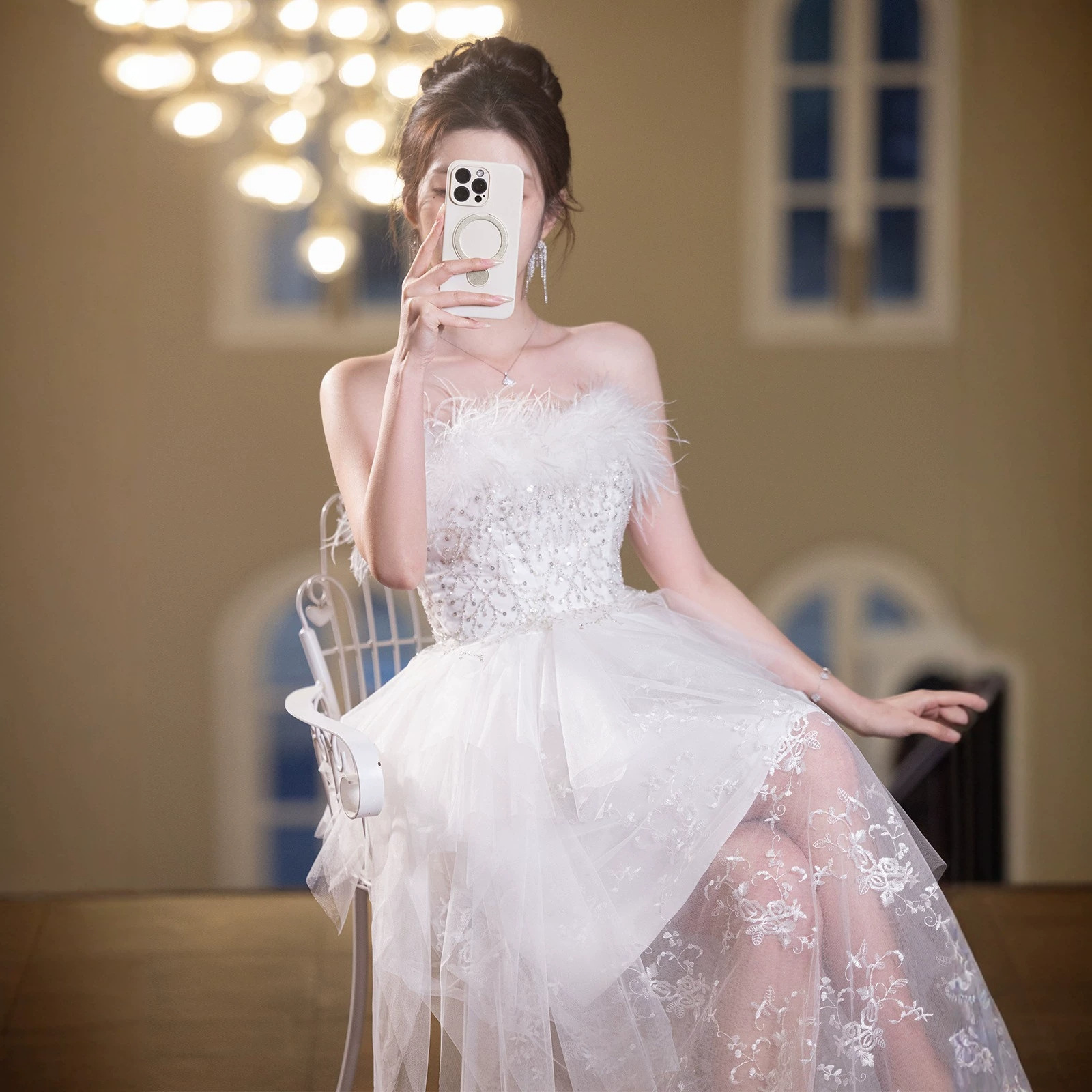Đầm maxi nữ thắt eo cổ yếm phong cách Pháp, tay lỡ xếp tầng, phối lông vũ trang trí — Trắng