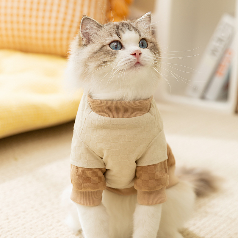 Tablero de ajedrez marrón pegado tela osos tracción empalme camisa de algodón gato otoño invierno engrosado mascota ropa de gato al por mayor